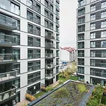 Urban Apartments - Luxury 2-Bedroom, Mennica Residence&144 * Βαρσοβία