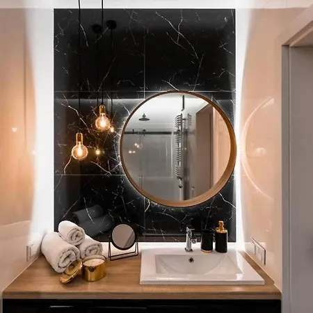 Close-golden - Luxury 2-bedroom, Mennica Residence&144 * ורשה